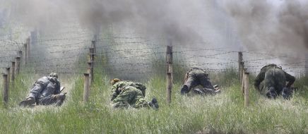 Бійці під час подолання смуги перешкод