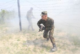 Боєць під час подолання смуги перешкод
