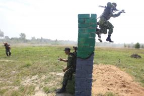 Боєць під час подолання смуги перешкод