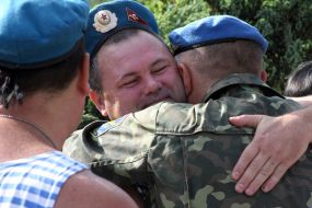 Hugs of paratroopers