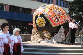 Женщина выступает возле писанки