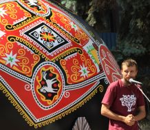 Мужчина выступает возле писанки