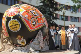 Священники молятся возле писанки