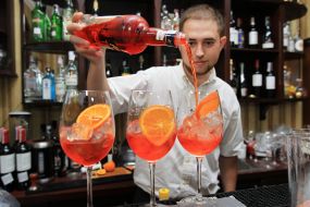 Бармен робить коктейлі 