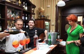 Бармен робить коктейлі