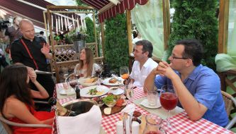 Офіціант обслуговує відвідувачів