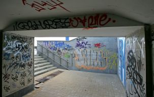 Разрисованные стены в подземном переходе