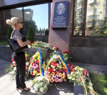 Passers looking at plaque Vladimir Polyachenko