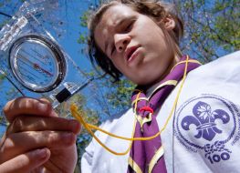 Скаут дивиться на компас