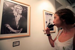 The girl examines a photo of Frida Kahlo
