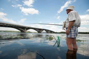 Рыбак ловит рыбу на Днепре
