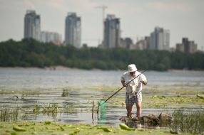 Рыбак ловит рыбу на Днепре