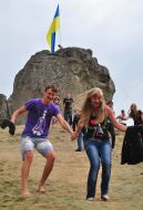 A couple goes down from the mountain