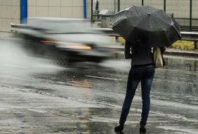 Девушка под зонтиком