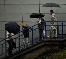 Люди под зонтиками