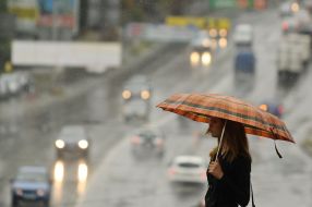 Девушка под зонтиком