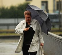 Женщина под зонтиком