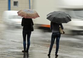 Девушки под зонтиками