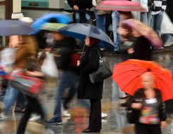 Прохожие с зонтиками