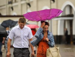 Прохожие под дождем