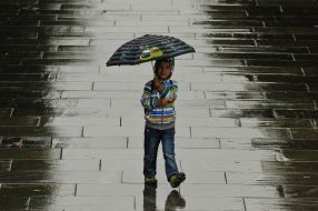 Мальчик под зонтиком