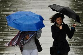 Девушки под зонтиками