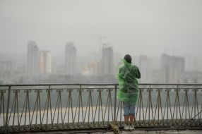 Девушка в дождевике