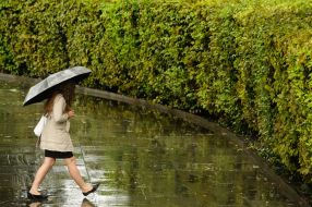 Девушка под зонтиком