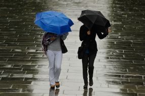 Девушки под зонтиками