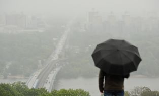 Мужчина под зонтиком 