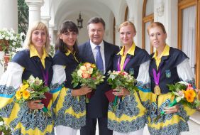 Виктор Янукович и олимпийские чемпионки по академической гребле