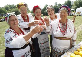 Women in the Ukrainian national suits