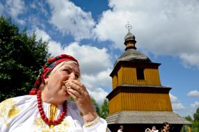 Женщина ест яблоко 