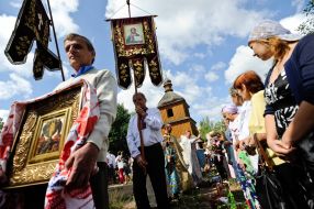 Священнослужитель освящает корзинки с яблоками