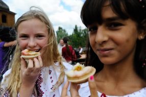 Девочки едят яблоки