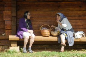 Женщина ест яблоко