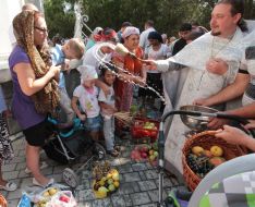 Священнослужитель освящает корзинки с фруктами