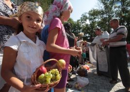 Священнослужитель освящает корзинки с фруктами