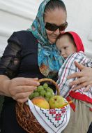 Женщина держит корзину с фруктами