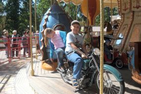 The children on the carousel