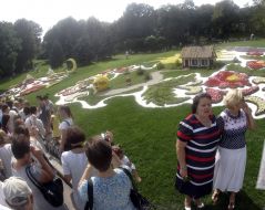 Відвідувачі фотографуються біля композиції з квітів
