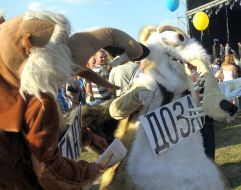 Участники движения "Молодежь против наркотиков" в костюмах белок