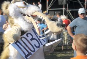 Участница движения "Молодежь против наркотиков" в костюме белки