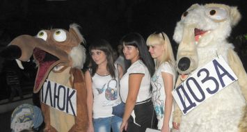 Девушки фотографируются с  участниками движения "Молодежь против наркотиков" в костюмах белок