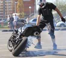 Байкер возле мотоцикла