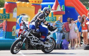Участник байк-феста выполняет трюки