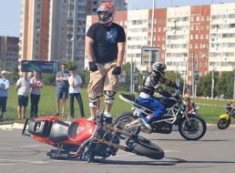 Участники байк-феста выполняют трюки