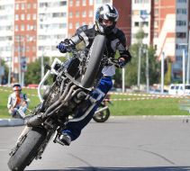 Участник байк-феста выполняет трюки