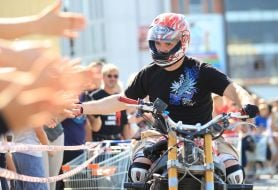 Мото-каскадер приветствует зрителей