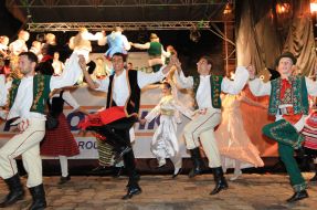 Учасники фестивалю танцюють "Аркан"